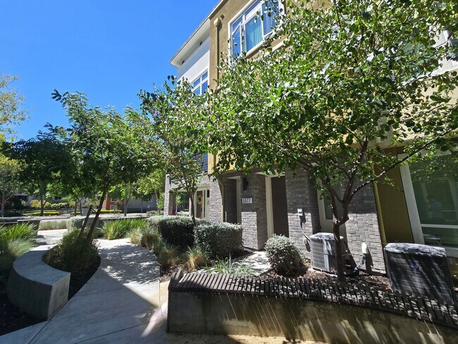 Building Photo - Beautiful 2 Bedroom 2 Bath Townhome in Dublin