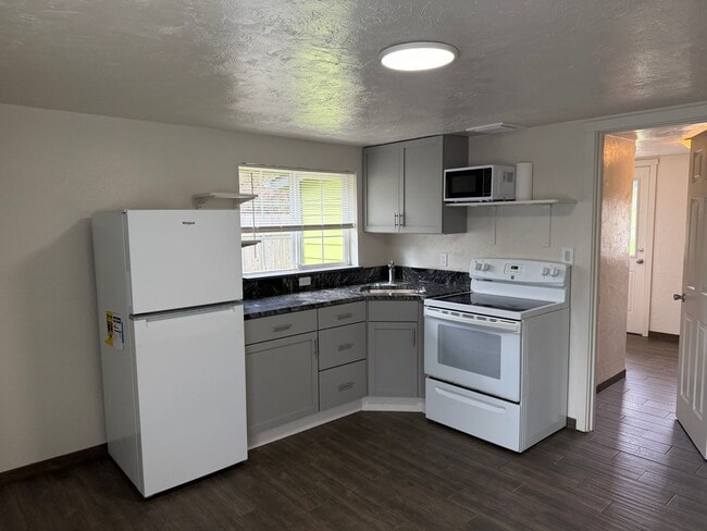 Building Photo - Updated 1 bedroom 1 bathroom ADU!