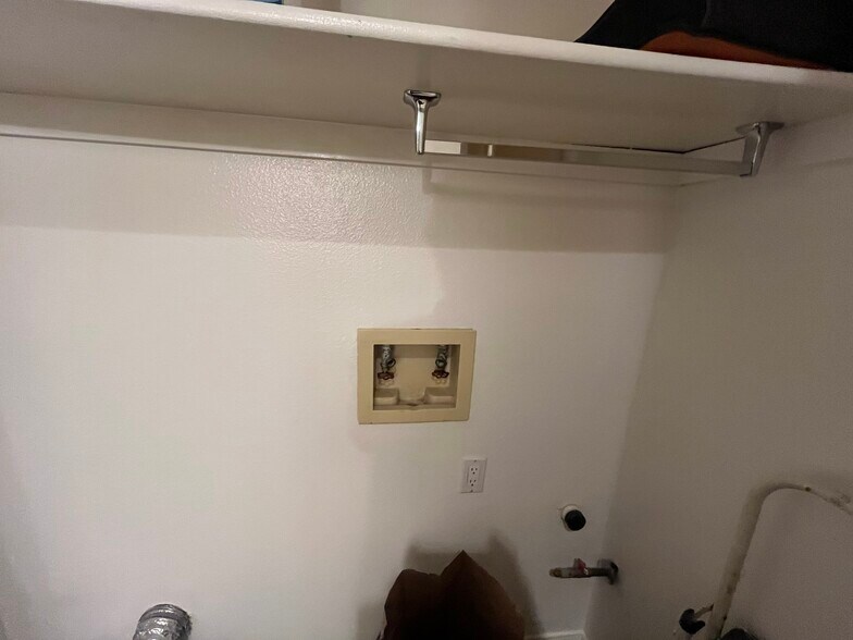 Building Photo - 5204 Edwards Dr NE