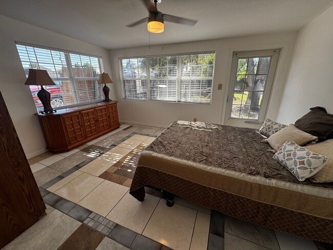 Building Photo - Charming Home with Mother in-Law Suite & Lake Access