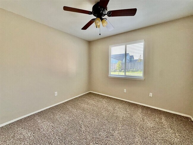 Building Photo - 2200 Lookout Ln