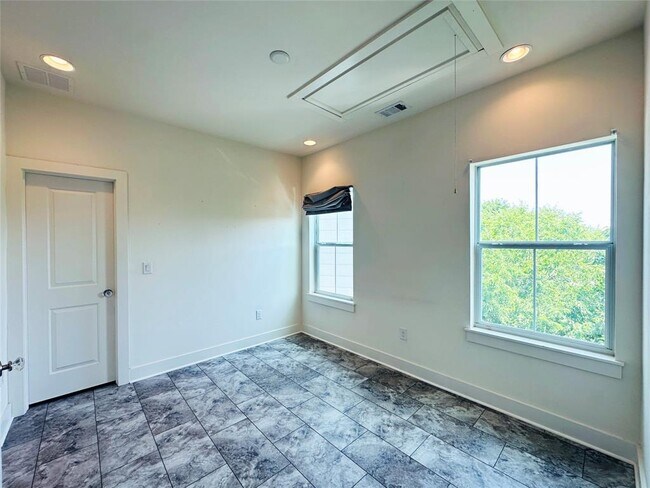 Building Photo - 2716 Halcyon Dr