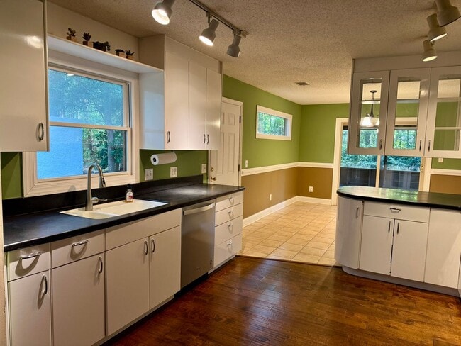 Building Photo - Classic Three Bedroom Home in Hilton Head ...