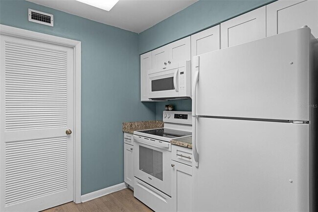 Building Photo - 260 Crown Oaks Way