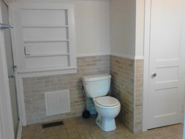 Building Photo - 205 N Cedar St