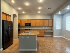 Building Photo - 10468 Garden Light Dr