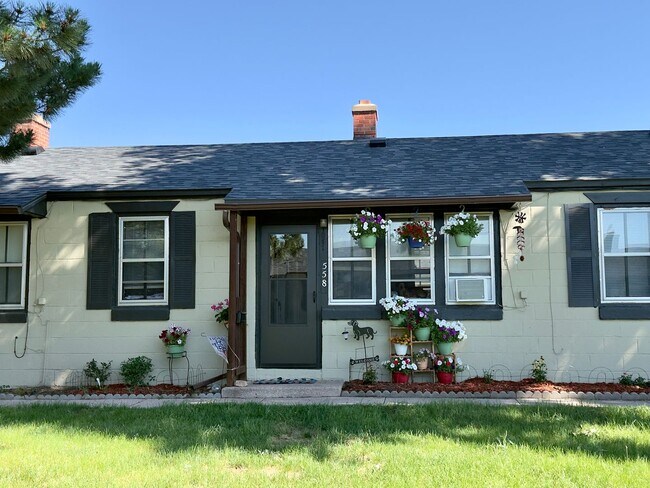 Building Photo - 3 bedroom, 1 bath furnished or unfurnished