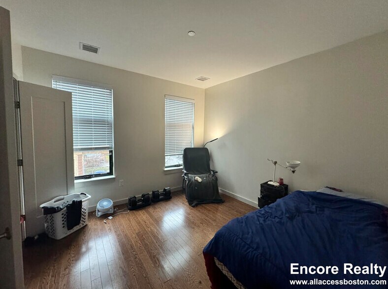 Building Photo - 77 Thorndike St