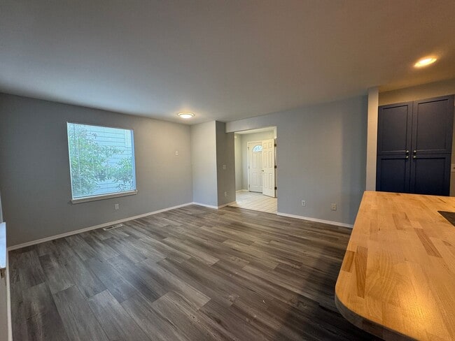 Building Photo - Modern Updated Townhome