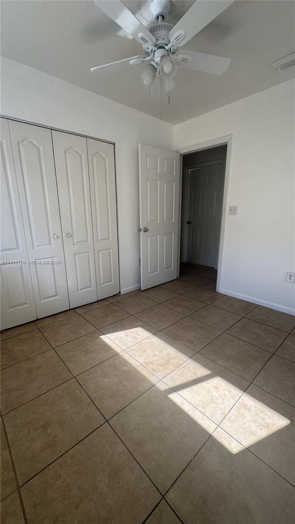 Building Photo - 915 SE 13th Rd