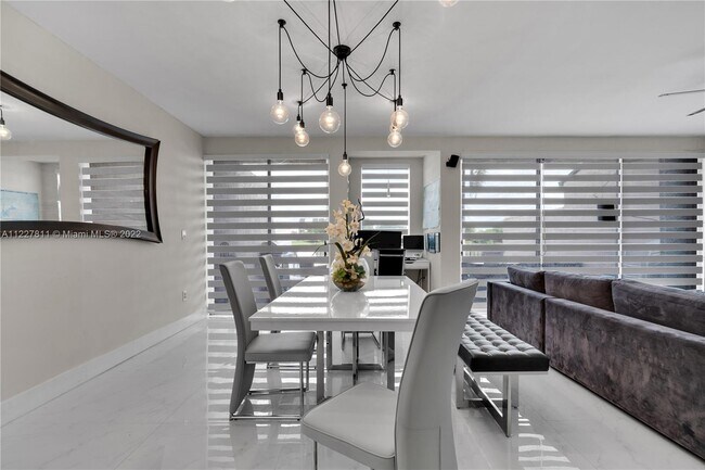 Building Photo - 9179 Fontainebleau Blvd