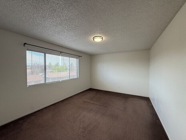 Building Photo - Quail Meadows Upstairs Condo