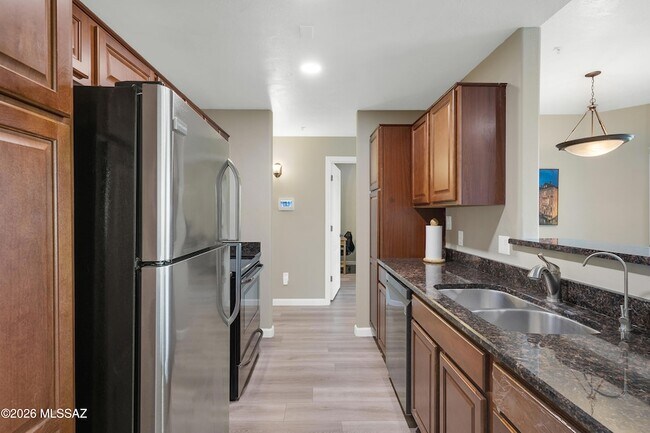 Building Photo - 2550 E River Rd