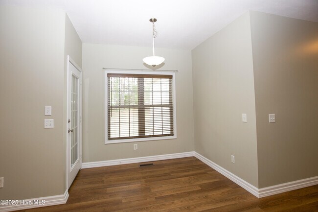 Building Photo - 110 Willow Creek Ln