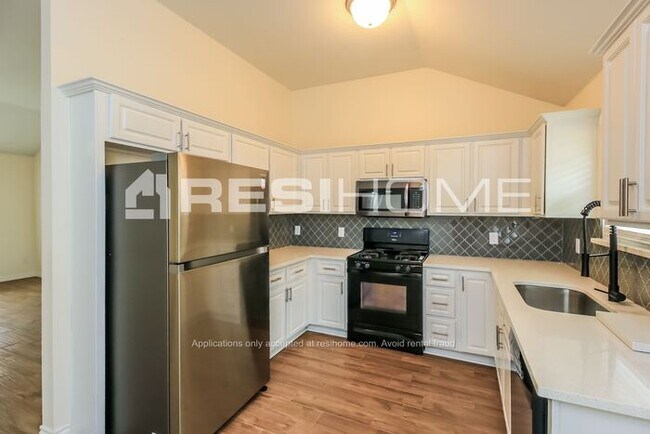 Building Photo - HOME FOR RENT!!