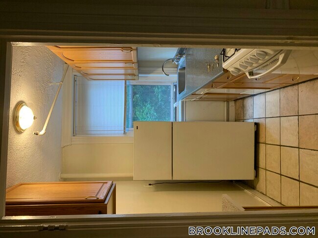 Building Photo - 352 Riverway
