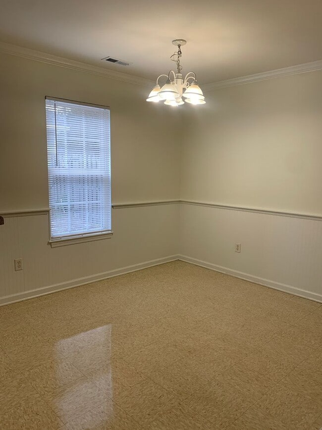 Building Photo - 3 Bedroom 2 Bath House on Avondale Availab...