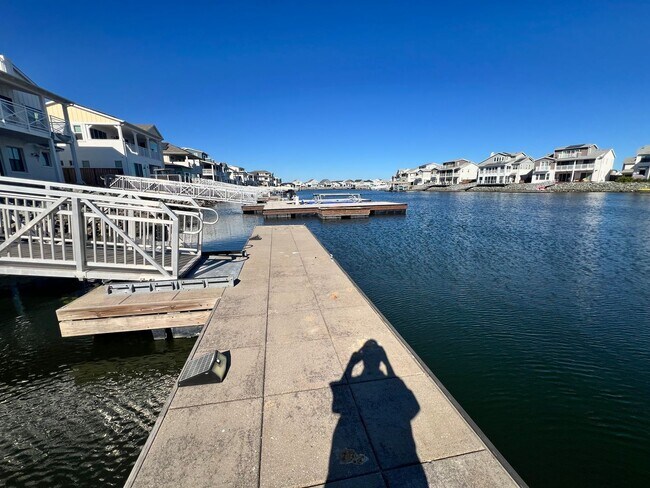 Building Photo - Waterfront Beauty