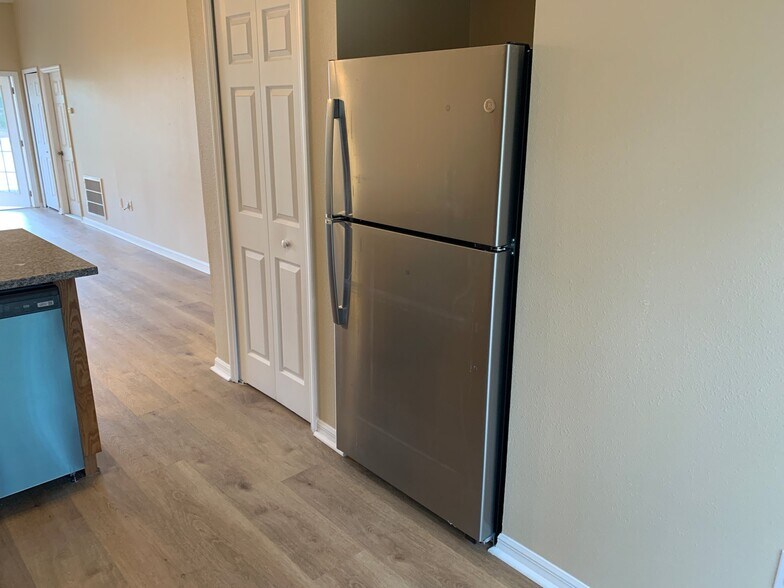 Building Photo - 6789 W Oak Park Blvd