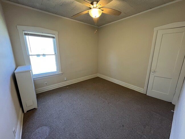Building Photo - 1127 Lathrop Ave