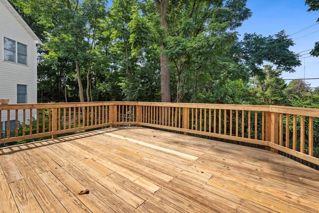Building Photo - 3 Bed 2 Full Bath 2 Half Bath - Silver Spr...