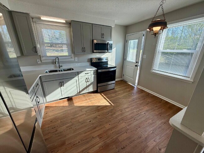 Building Photo - 1322 Shady Lawn Dr