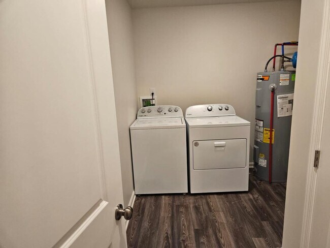 Building Photo - 312 High Peak Pl