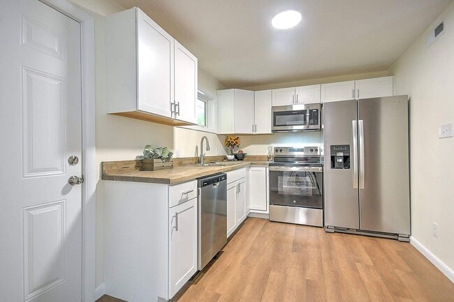 Building Photo - Renovated 3–4 Bedroom Home for Rent | 2,700+ Sq Ft | Bristol TN