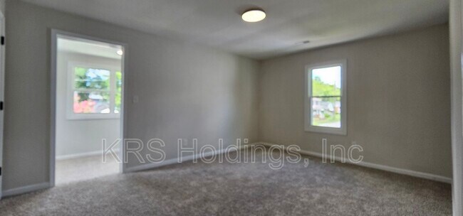 Building Photo - 308 St James Ave