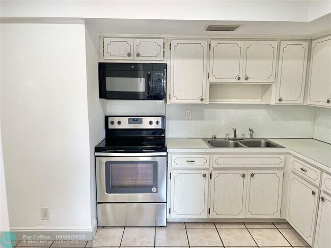 Building Photo - 2167 NE 56th Ct