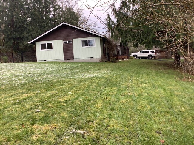 Building Photo - 1 STORY RAMBLER 3 BED 1.5 BATH IN PORT ORCHARD