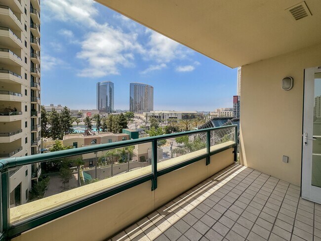 Building Photo - Modern 2 Bed, 2 Bath Condo in the Heart of...