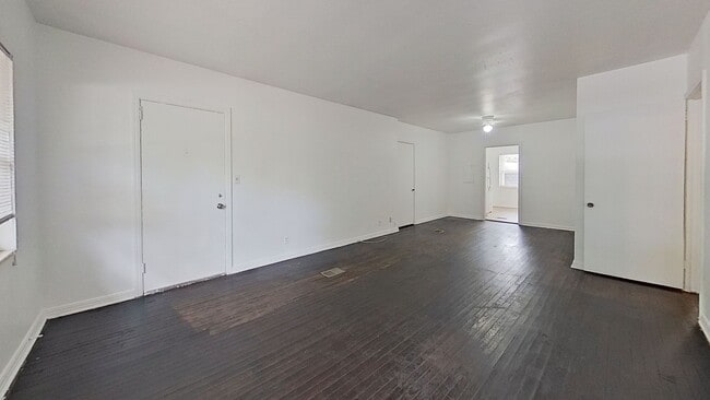 Building Photo - Charming Apartment with Wood Floors & Convenient Amenities