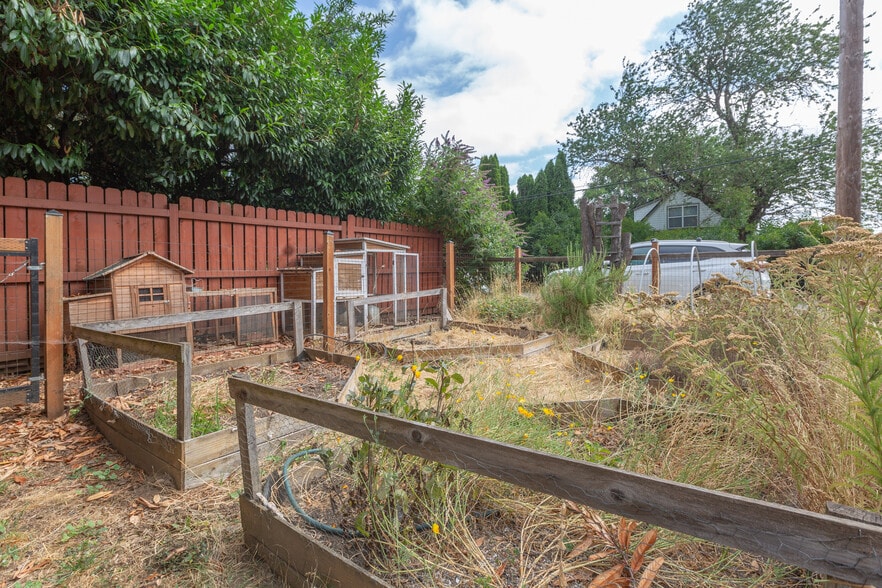 Building Photo - 3410 Q St