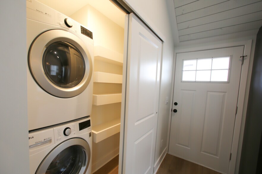 Building Photo - 249 E Blenkner St