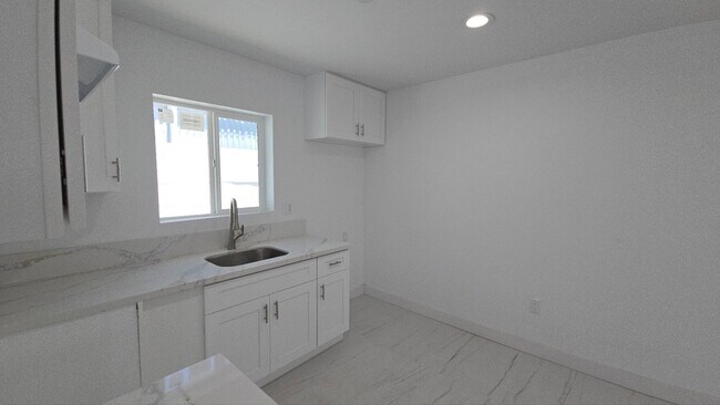 Building Photo - 1319 E 59th Pl