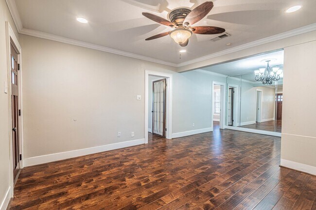 Building Photo - 726 E 26th St