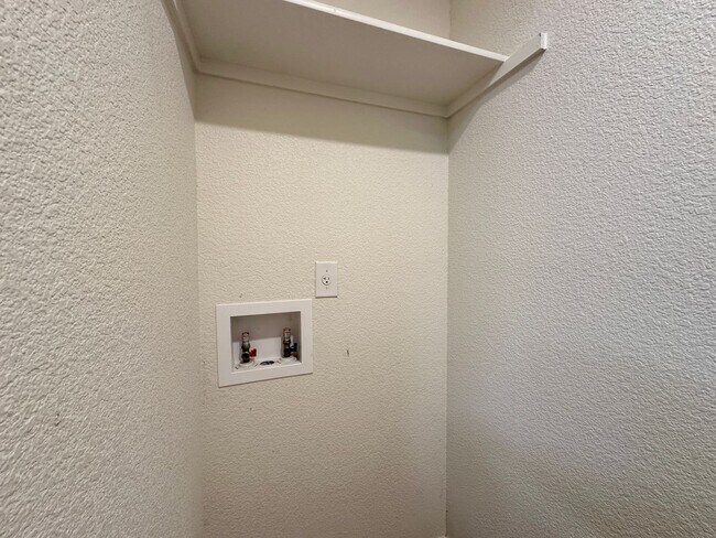 Building Photo - 901 Lasso Dr