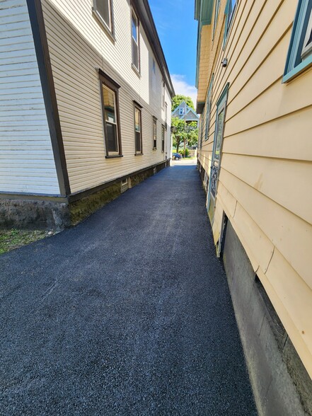 Building Photo - 260 Tennyson Ave