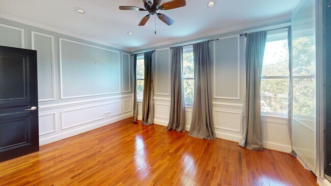Building Photo - Spacious Three Bedroom Home W/Backyard, Ba...