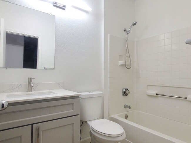Building Photo - Spacious Remodeled Top Floor Condo, A/C, W...