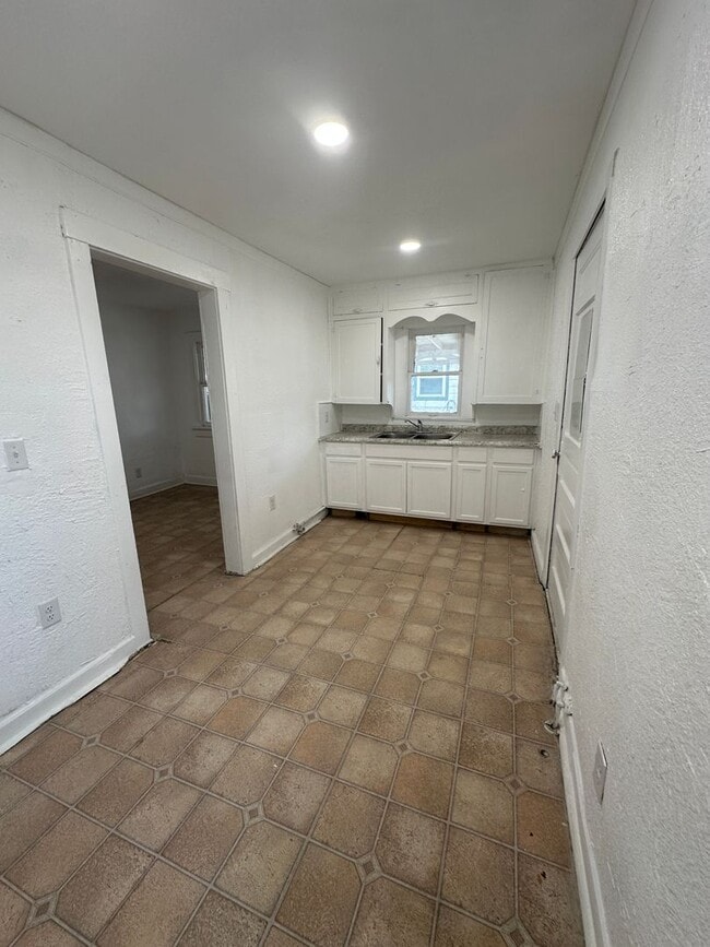 Building Photo - Cute 2 bed 1 bath Home