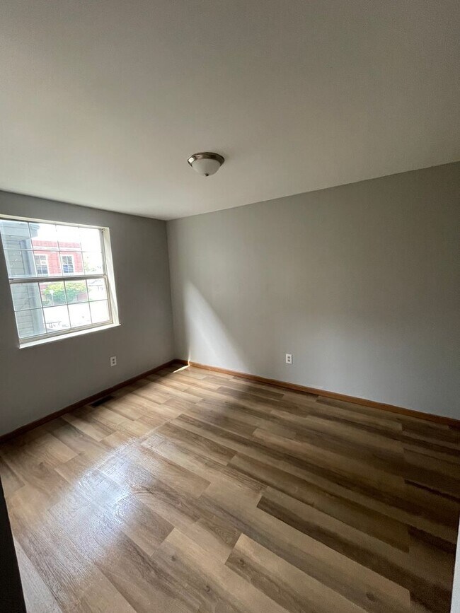 Building Photo - 2163 Indianola Ave