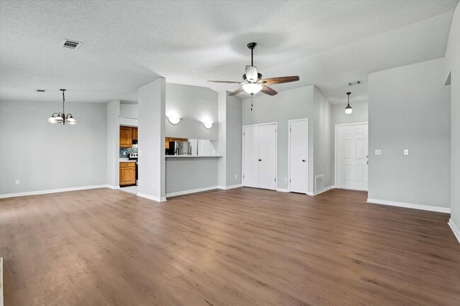 Building Photo - 3 Bed • 2 Bath • Valley View School District