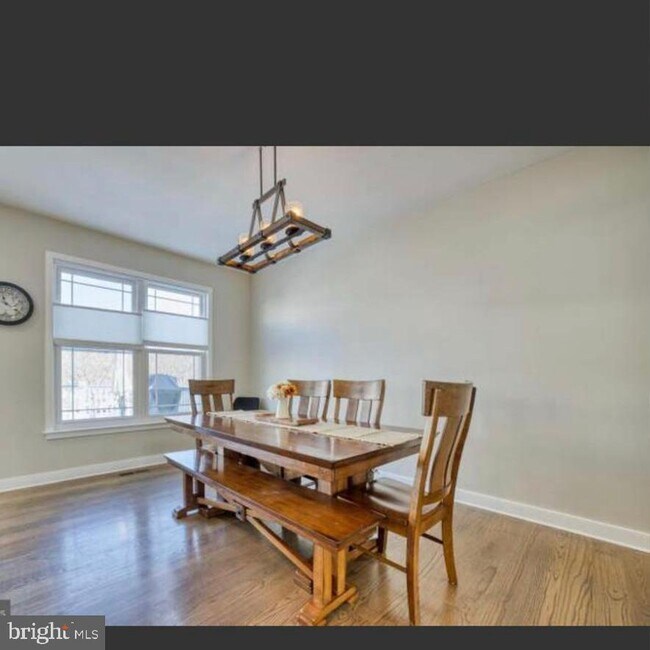 Building Photo - 540 Legrace Terrace NE