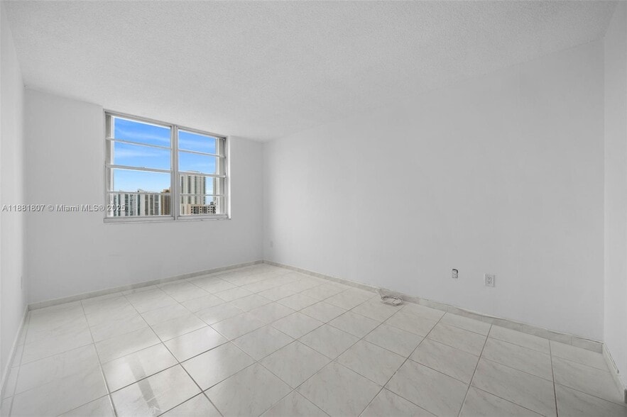 Building Photo - 300 Bayview Dr