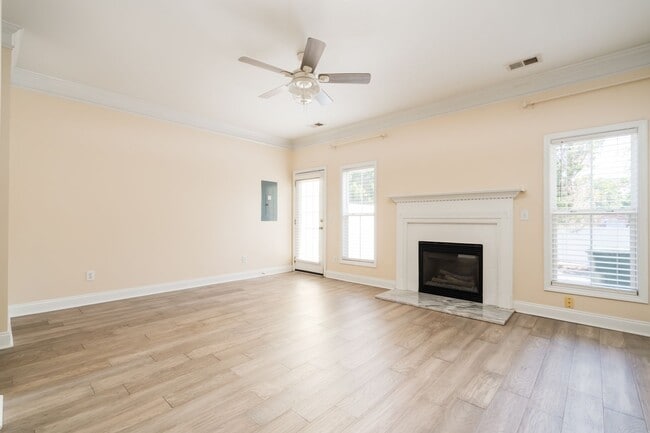 Building Photo - Move-In Ready & Updated Hampton Forest Tow...