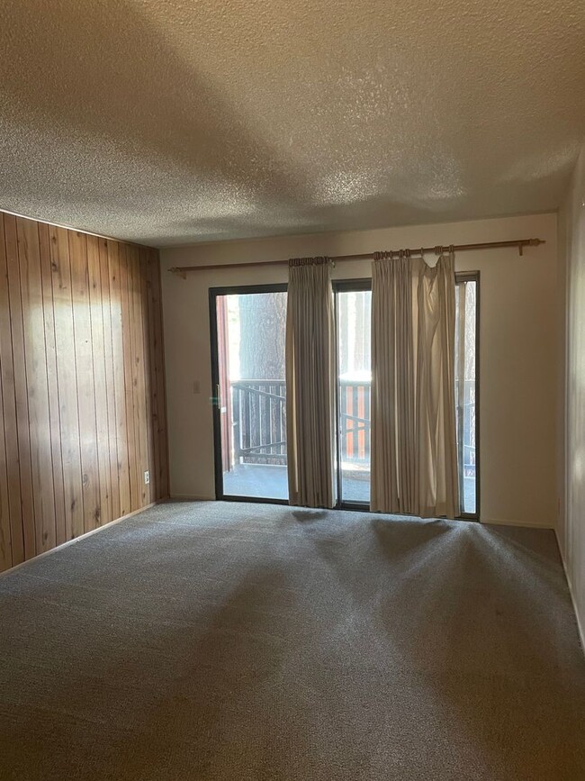 Building Photo - Great location!  2 bedroom, 1 bath condo (...