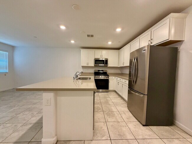 Building Photo - 3 BED 2.5 BATH 2 CAR GARAGE TOWNHOME IN HENDERSON CADENCE COMMUNITY FOR RENT!!