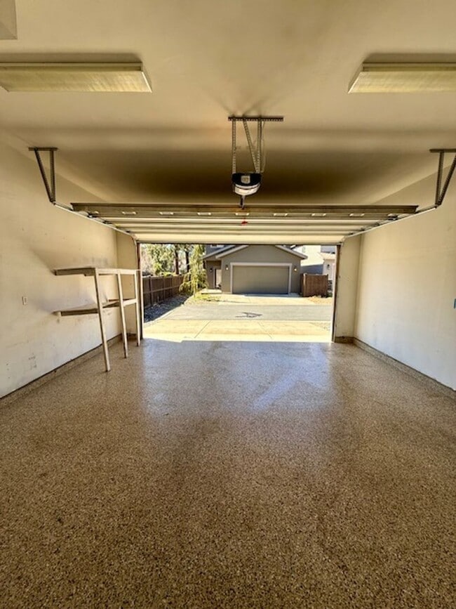 Building Photo - Stunning 4-Bedroom Aspen Rim Home in Bend!